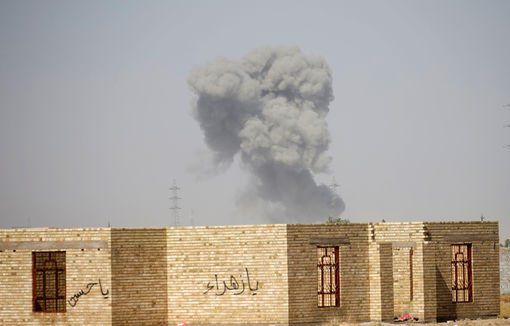 Smoke rises from clashes near Falluja, Iraq, May 31, 2016. REUTERS/Thaier Al-Sudani - RTX2EXJ4