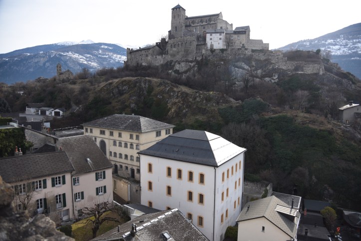 01-1-vue-densemble-de-la-colline-et-du-bourg-fortifi-de-valre