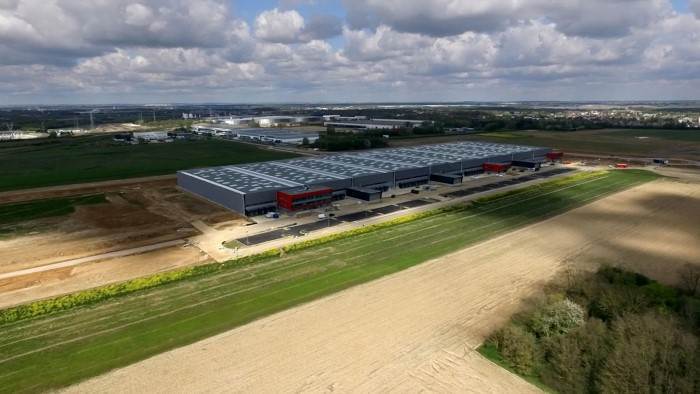 En France 26 mètres carrés de terres fertiles disparaissent chaque seconde et 82 000 hectares sont transformés chaque année en hypermarchés, immeubles de bureaux ou décharges publiques...